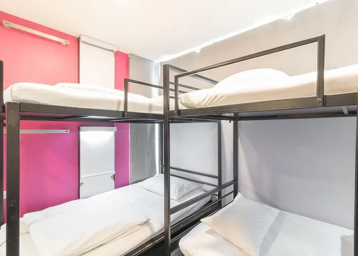 Cheqinn - Sukhumvit 4 Nana Plaza Hostel