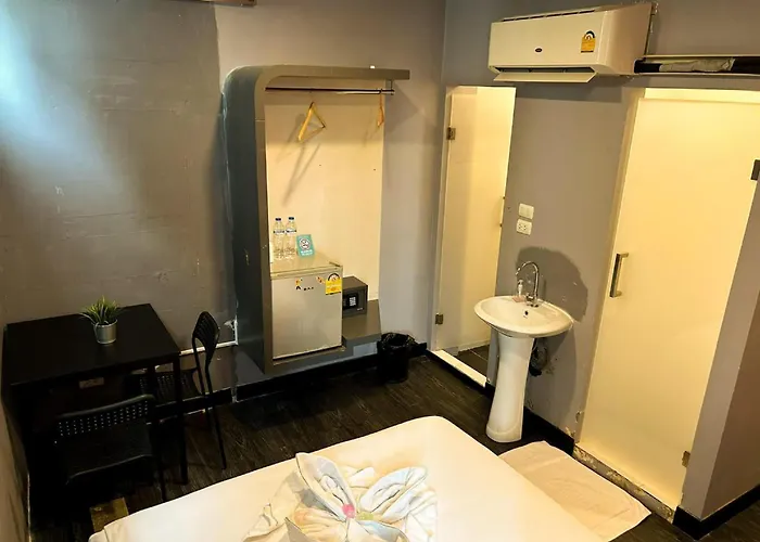 Cheqinn - Sukhumvit 4 Nana Plaza Hostel *