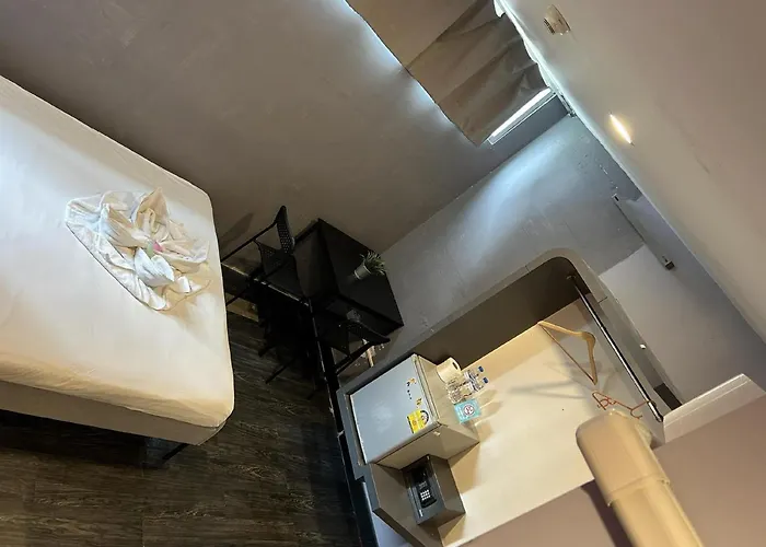Cheqinn - Sukhumvit 4 Nana Plaza Hostel *