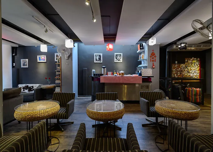 Cheqinn - Sukhumvit 4 Nana Plaza *