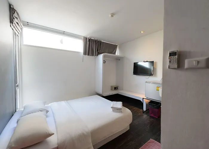 Cheqinn - Sukhumvit 4 Nana Plaza *