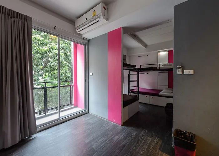 Cheqinn - Sukhumvit 4 Nana Plaza Hostel
