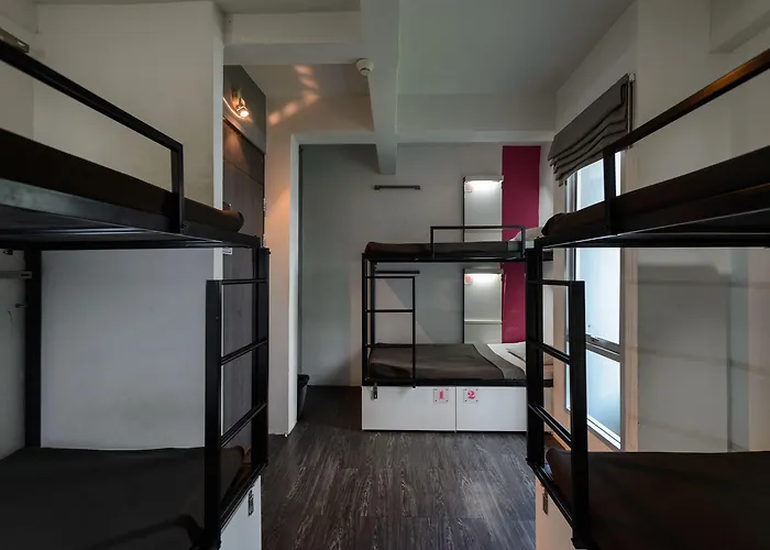 Cheqinn - Sukhumvit 4 Nana Plaza
