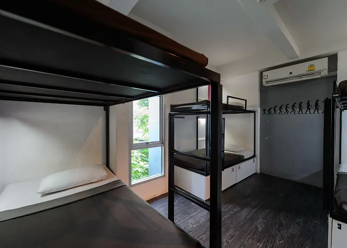 Hostel Cheqinn - Sukhumvit 4 Nana Plaza