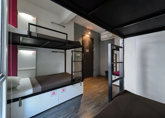 Cheqinn - Sukhumvit 4 Nana Plaza *