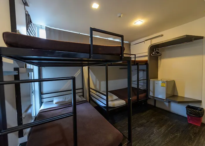 Cheqinn - Sukhumvit 4 Nana Plaza Hostel *