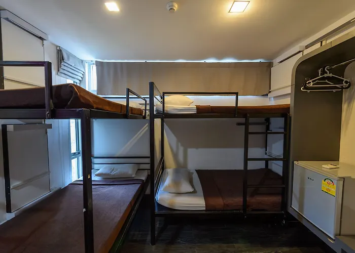 Hostel Cheqinn - Sukhumvit 4 Nana Plaza *