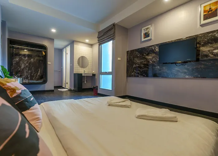 Cheqinn - Sukhumvit 4 Nana Plaza *
