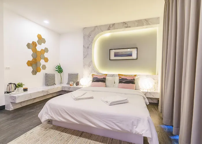 Cheqinn - Sukhumvit 4 Nana Plaza *