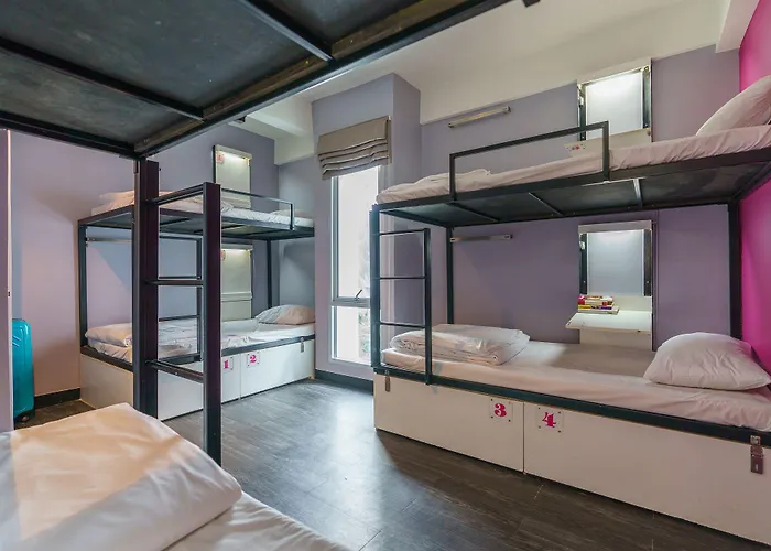 Cheqinn - Sukhumvit 4 Nana Plaza Hostel