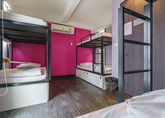 Hostel Cheqinn - Sukhumvit 4 Nana Plaza *