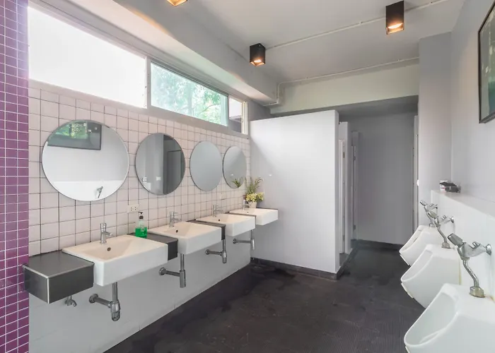 Hostel Cheqinn - Sukhumvit 4 Nana Plaza *