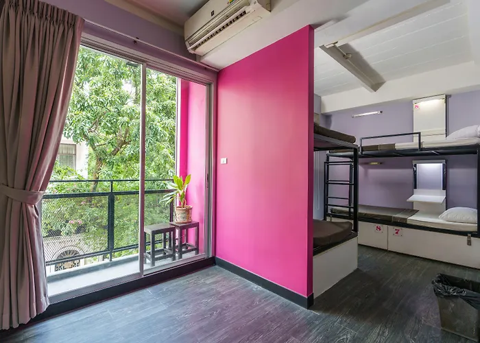 Cheqinn - Sukhumvit 4 Nana Plaza Hostel