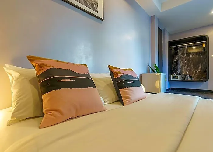 Cheqinn - Sukhumvit 4 Nana Plaza Hostel