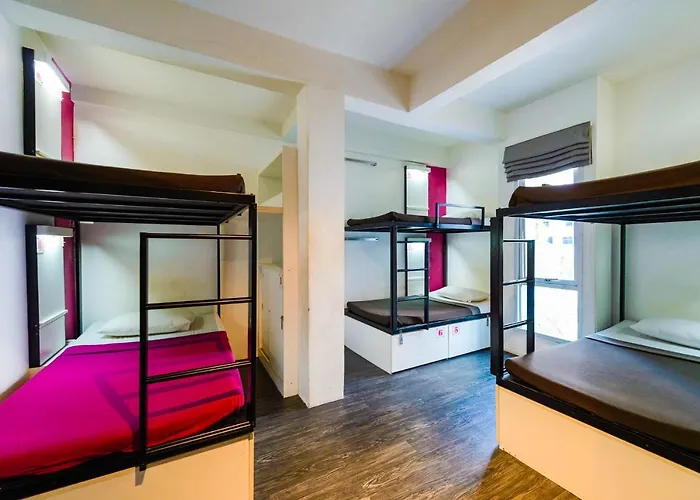 Cheqinn - Sukhumvit 4 Nana Plaza Hostel *