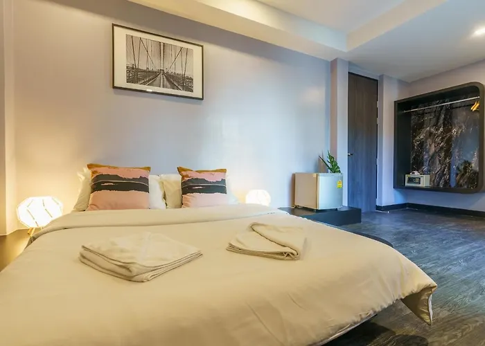 Cheqinn - Sukhumvit 4 Nana Plaza *