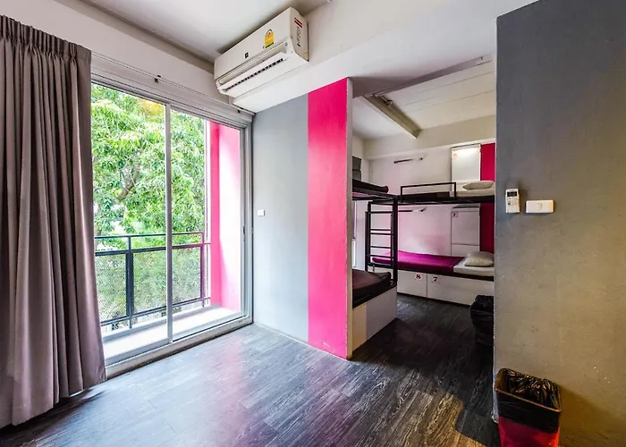 Hostel Cheqinn - Sukhumvit 4 Nana Plaza *
