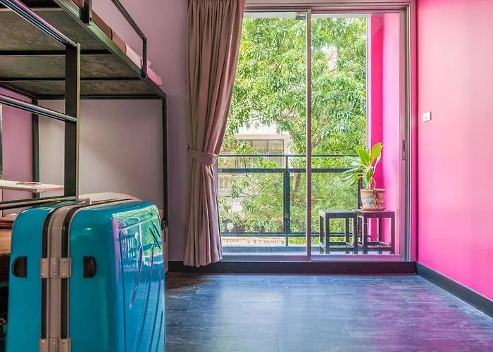 Cheqinn - Sukhumvit 4 Nana Plaza Hostel