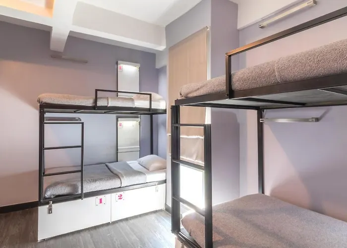 Hostel Cheqinn - Sukhumvit 4 Nana Plaza Bangkok
